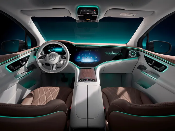 EQE SUV 실내