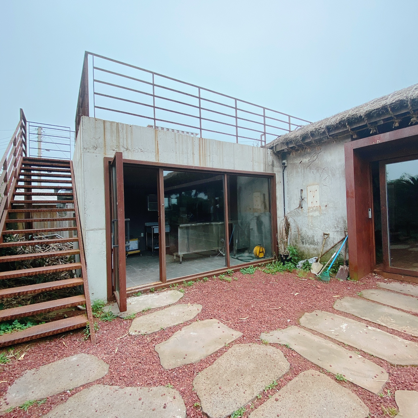 제주 서귀포 대정 서림연대 인스밀 곡물창고 개조카페 in's mill 보리개역 보리 청보리 제주 특산물