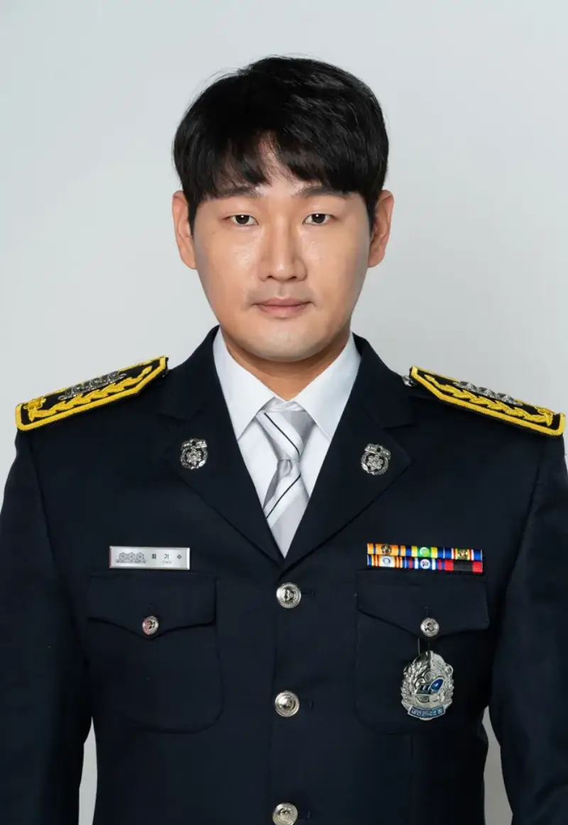 흰색을 배경으로 태원소방서 정복을 입은 소방서 옆 경찰서 그리고 국과수의 최기수