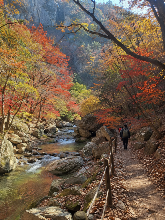 경기 동두천 소요산 가을 단풍 물든 계곡과 자재암 일대 풍경