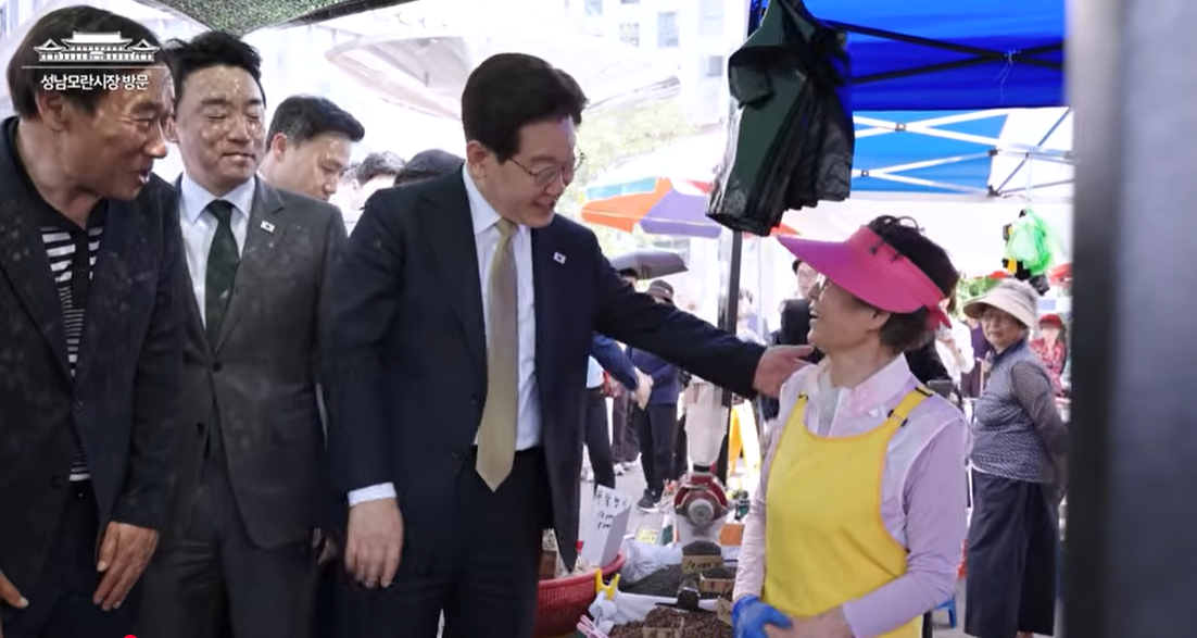 이재명 대통령 모란시장 방문 논란 총정리: 관권 선거인가 민생 행보인가? (법적 쟁점 및 정치적 파장 분석)