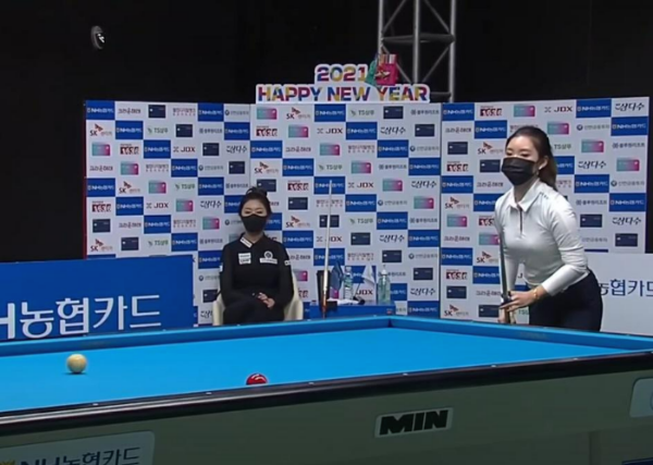 이우경 당구선수가 LPBA챔피언 김가영 당구선수와 경기를 펼치는 모습