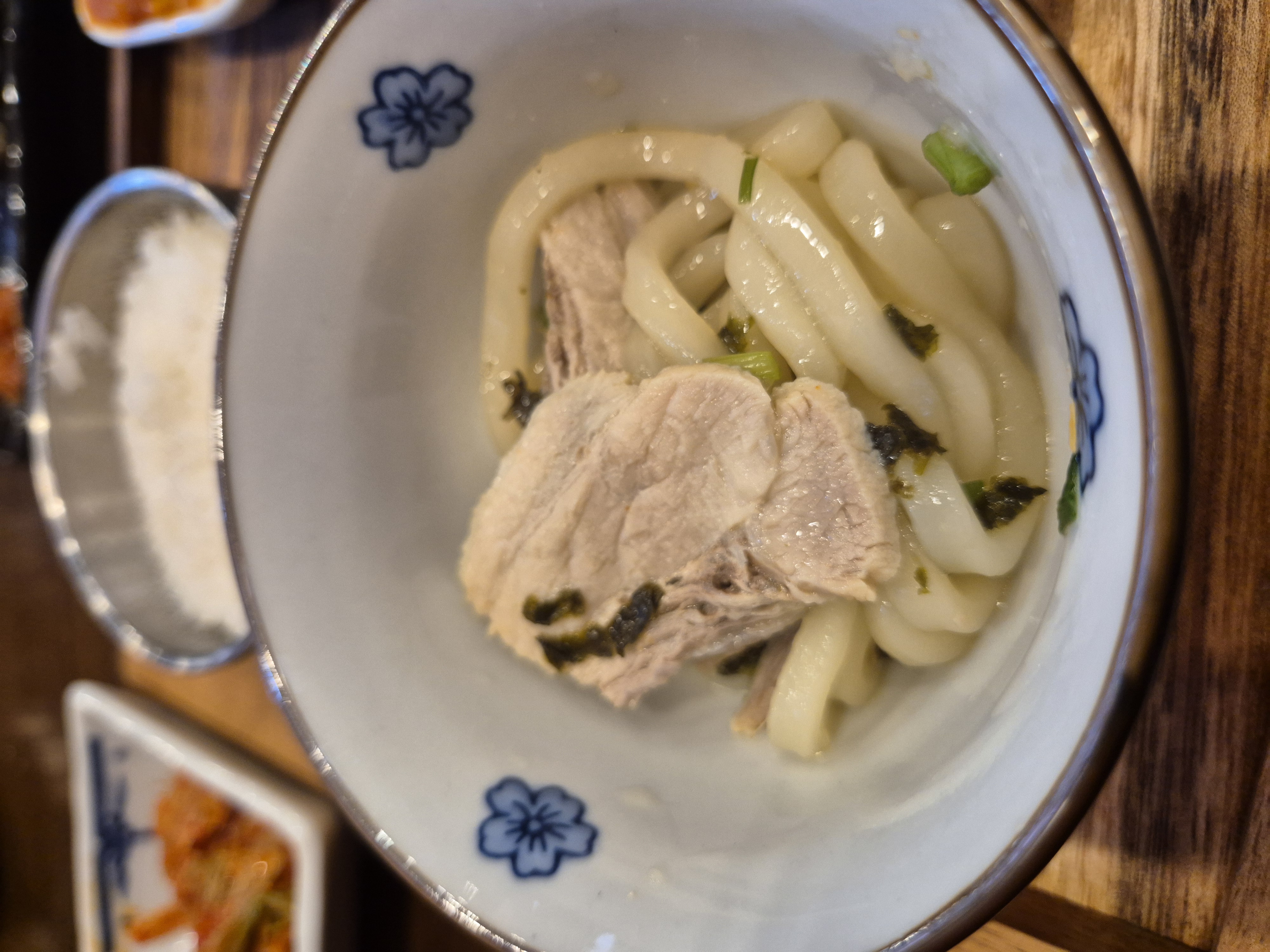 전문 수타점 우동면 못지않게 탄력이 좋습니다.