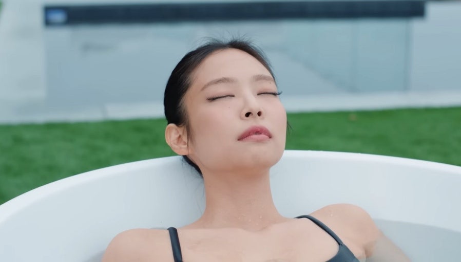 콜드 플런지 하는 제니의 모습