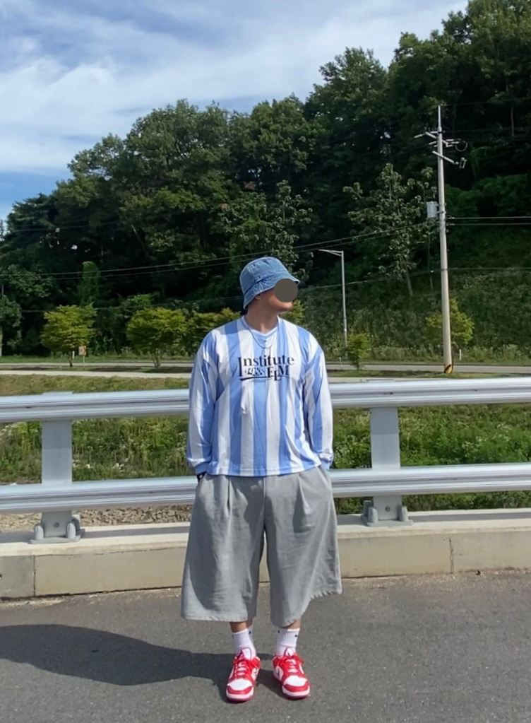 데일리룩('26. 7. 11.)루오에스펙 데님버킷햇 벙거지, 필루미네이트 아르헨티나 스트라이프티셔츠, 무신사스탠다드 버뮤다팬츠, 나이키 양말, 나이키 덩크로우 레트로 유니버시티레드