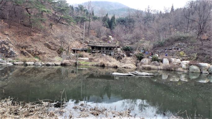 냇물 건너편에 허름한 누각