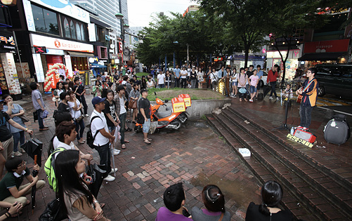 홍대 앞 거리 이미지