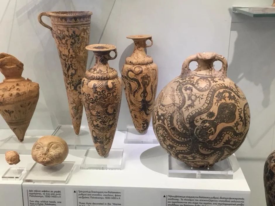 다양한 형태의 미노아 도자기들이 전시되어 있는 모습. 문어와 해양 동물이 정교하게 그려져 있는 해양 양식 장식.