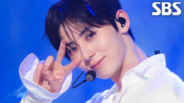2026년 10월 11일 SBS 인기가요 OUR 무대의 황민현 클로즈업