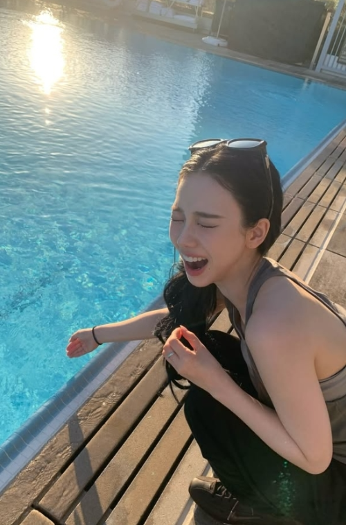 'AI가 아니라 '사람'이었네'&hellip;에스파 카리나, 수영장에서 포착된 '무장해제' 미소 (ft. 국가권력급 비주얼)