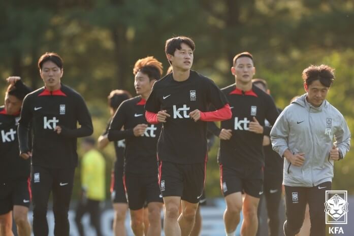 축구-국가대표팀이-가볍게-런닝하는-사진