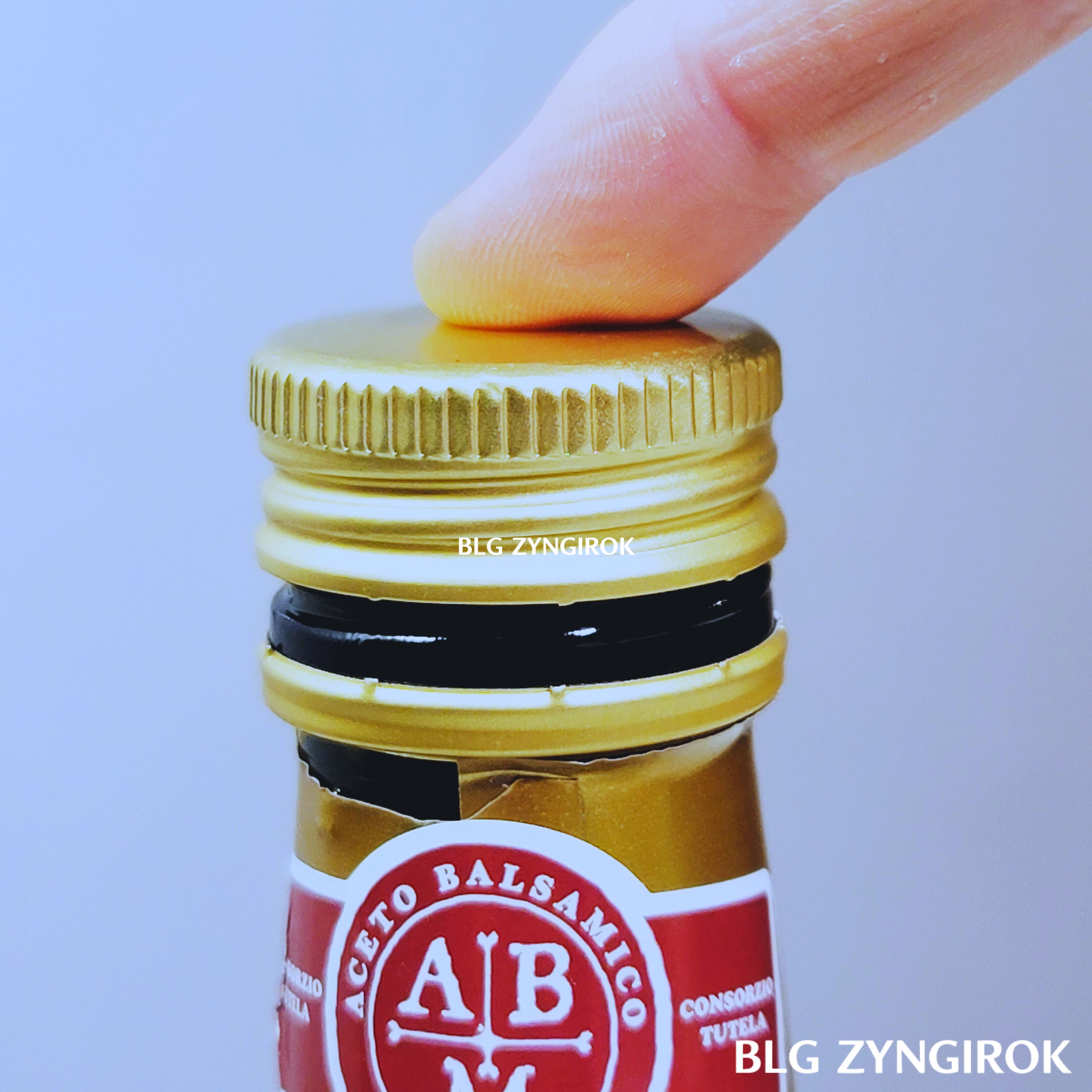 뚜껑을-꾹-눌러-주둥이를-완전히-집어넣은-모습이다.