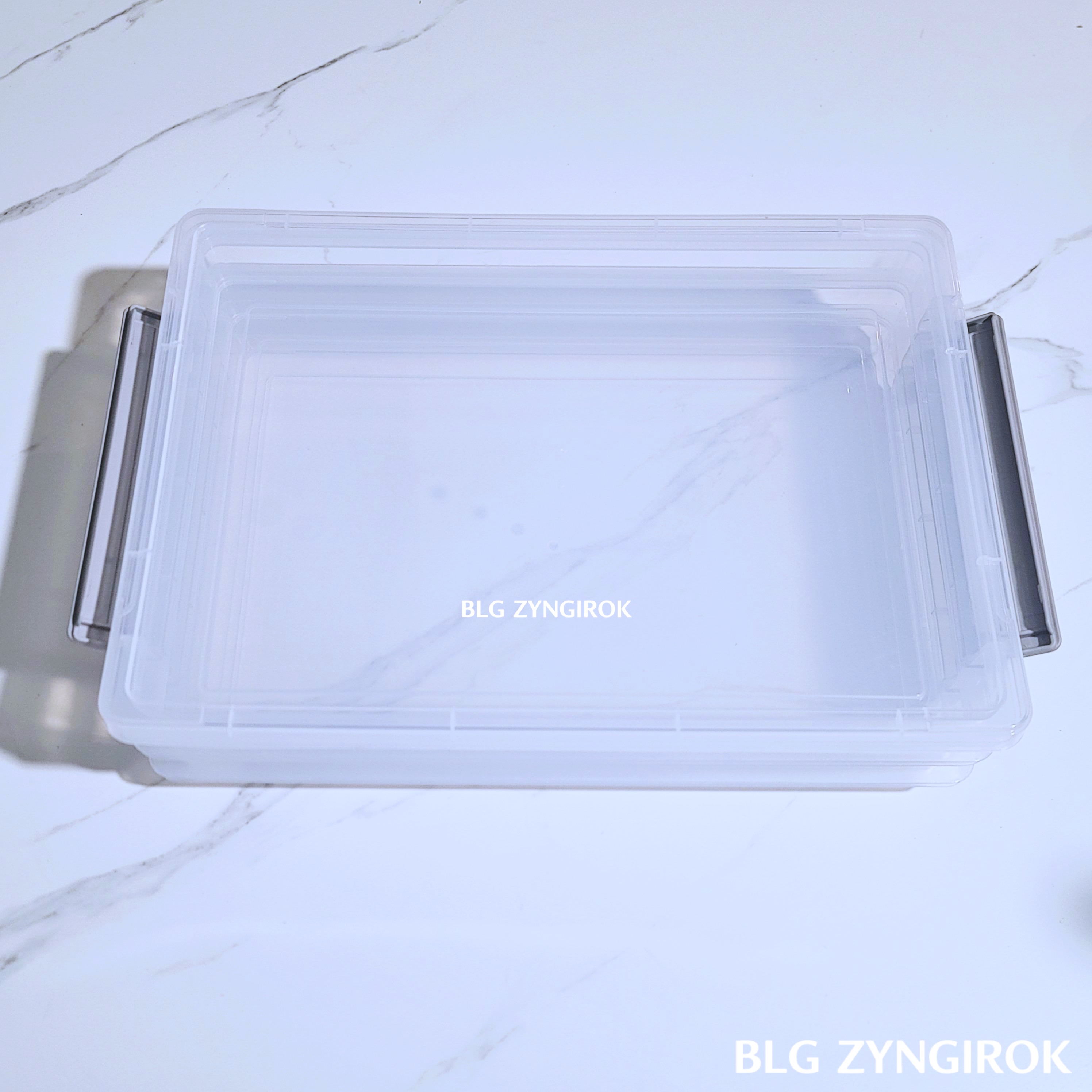 다이소 3단 정리박스 옆 고정 장치를 푼 모습이다.