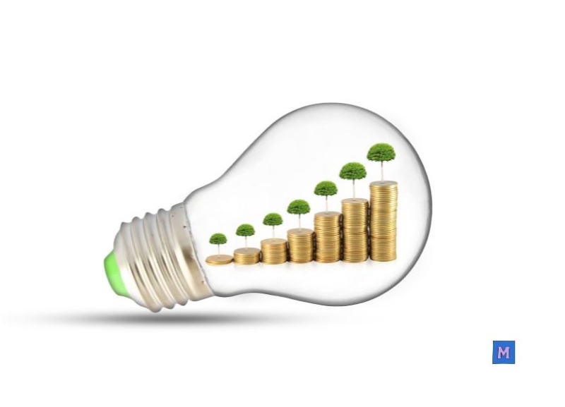 전구 안에 동전과 나무가 자라는 모습, 돈 관리 아이디어와 절약을 통한 성장을 상징하는 창의적 이미지 via canva