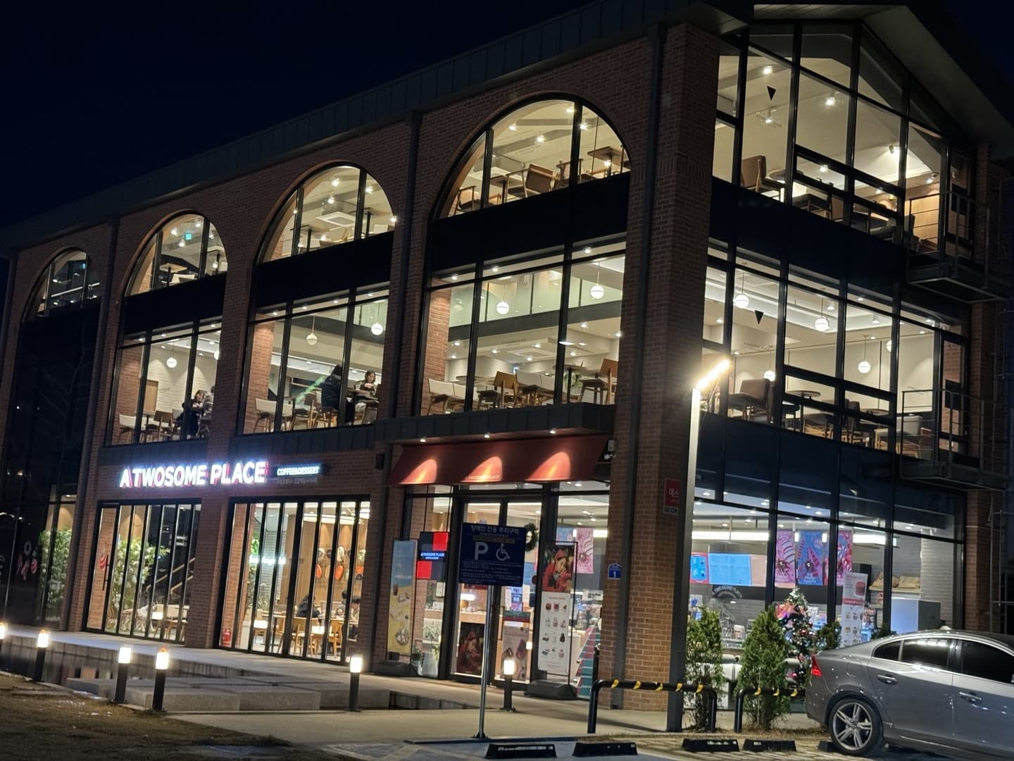 담양 백동사거리점 투썸플레이스 카페 3층건물에 모두 불이켜진 모습