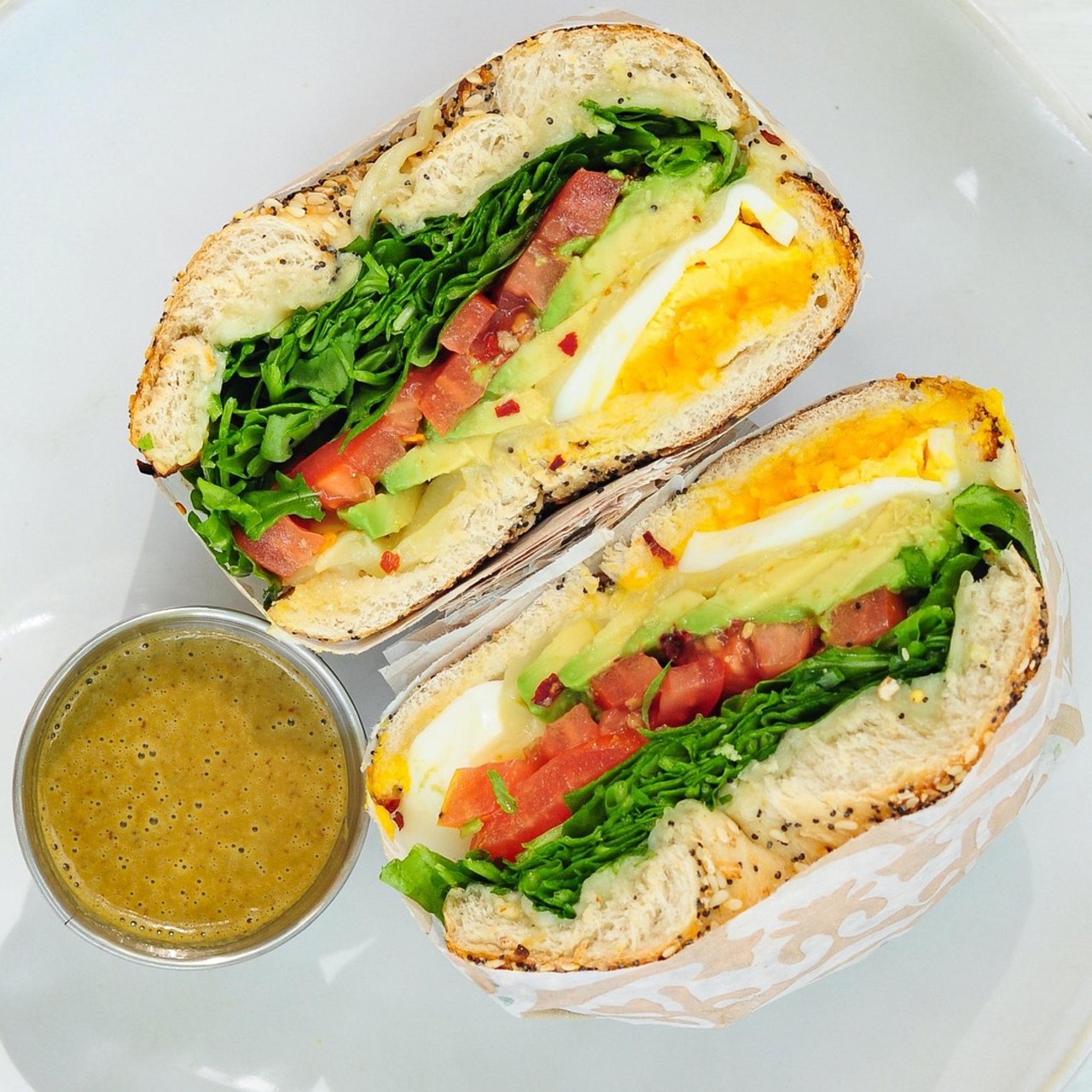 아보카도가 들어간 베이글 샌드위치