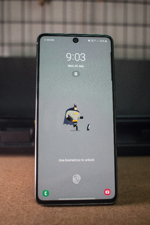 지문 인식으로 설정된 스마트폰 잠금 화면. 출처 : Unsplash