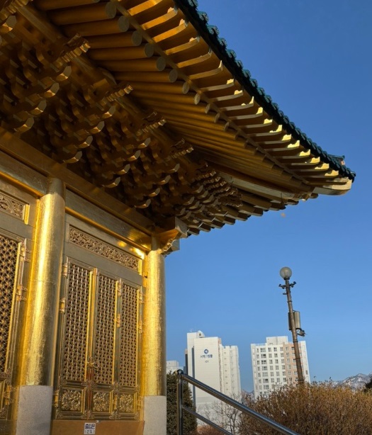 절-하면-금을-주는-황금사찰