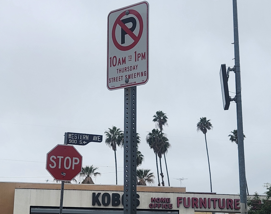 LA 한인타운 Western Ave 선상에 설치된 거리청소일 표지판 이미지