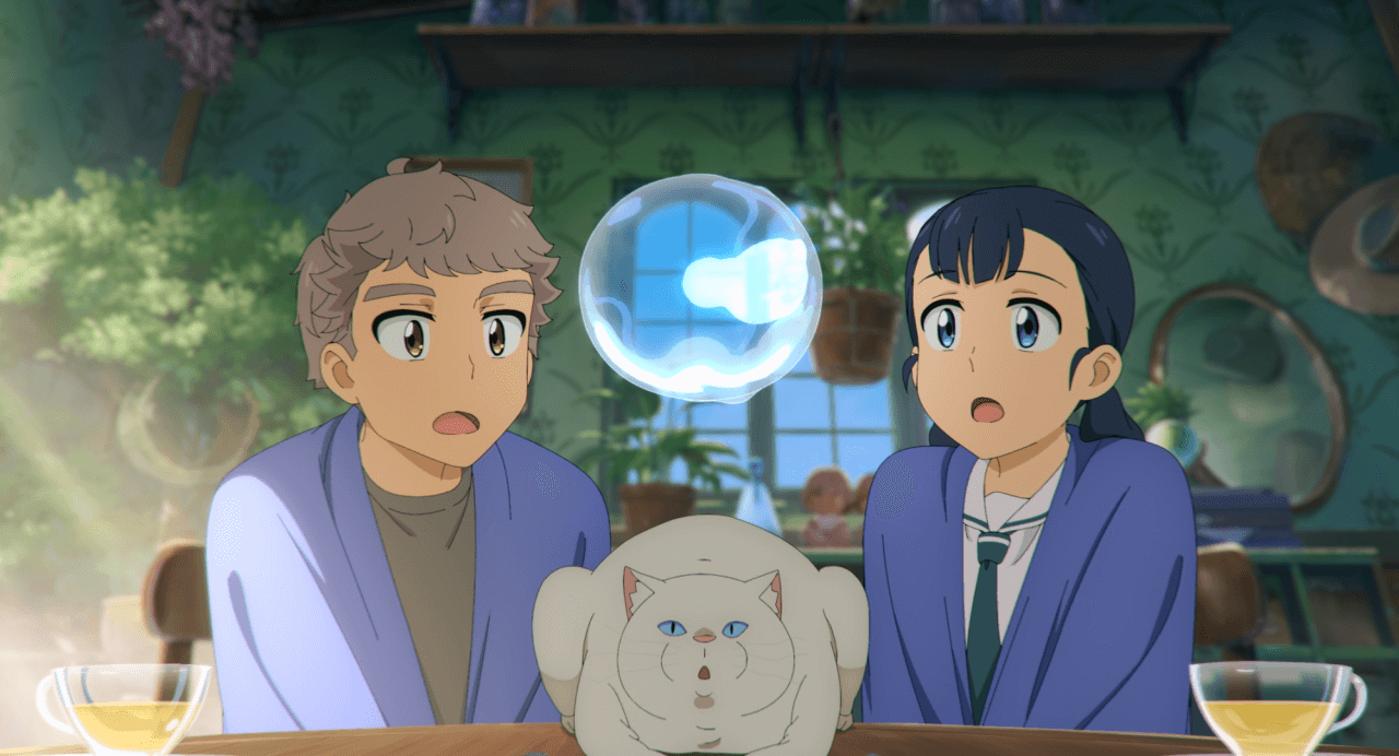 소년과 소녀 그리고 중간에 앉은 흰 고양이가 비눗방울을 바라보며 놀라는 모습