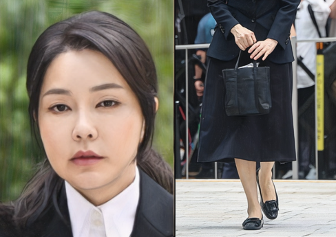 김건희는 자신에게 불리한 여론이 집중되는 상황에서만 저가 브랜드 가방이나 수수한 메이크업을 선택하는 모습을 반복해 왔습니다. 고가 명품 착용이 일상적으로 확인된 해외 일정이나 외교 행보와 달리, 특검 출석처럼 정치적 부담이 큰 자리에선 국내 저가 브랜드 가방, 친환경 소재 제품, 최소한의 화장 등으로 의도적으로 단정하고 소박한 인상을 연출했습니다. 이러한 선택은 실제 사용 목적이나 평소 선호와는 동떨어진 구성으로, 여론을 의식해 계획된 방식으로 외형을 조절한 정황으로 평가됩니다.