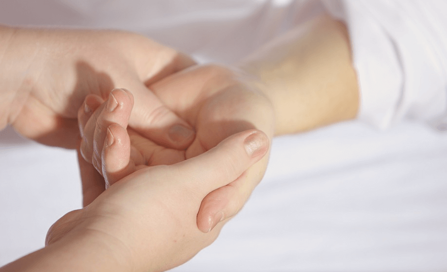 손이 붓는 이유로 손 마사지를 받고 있는 모습