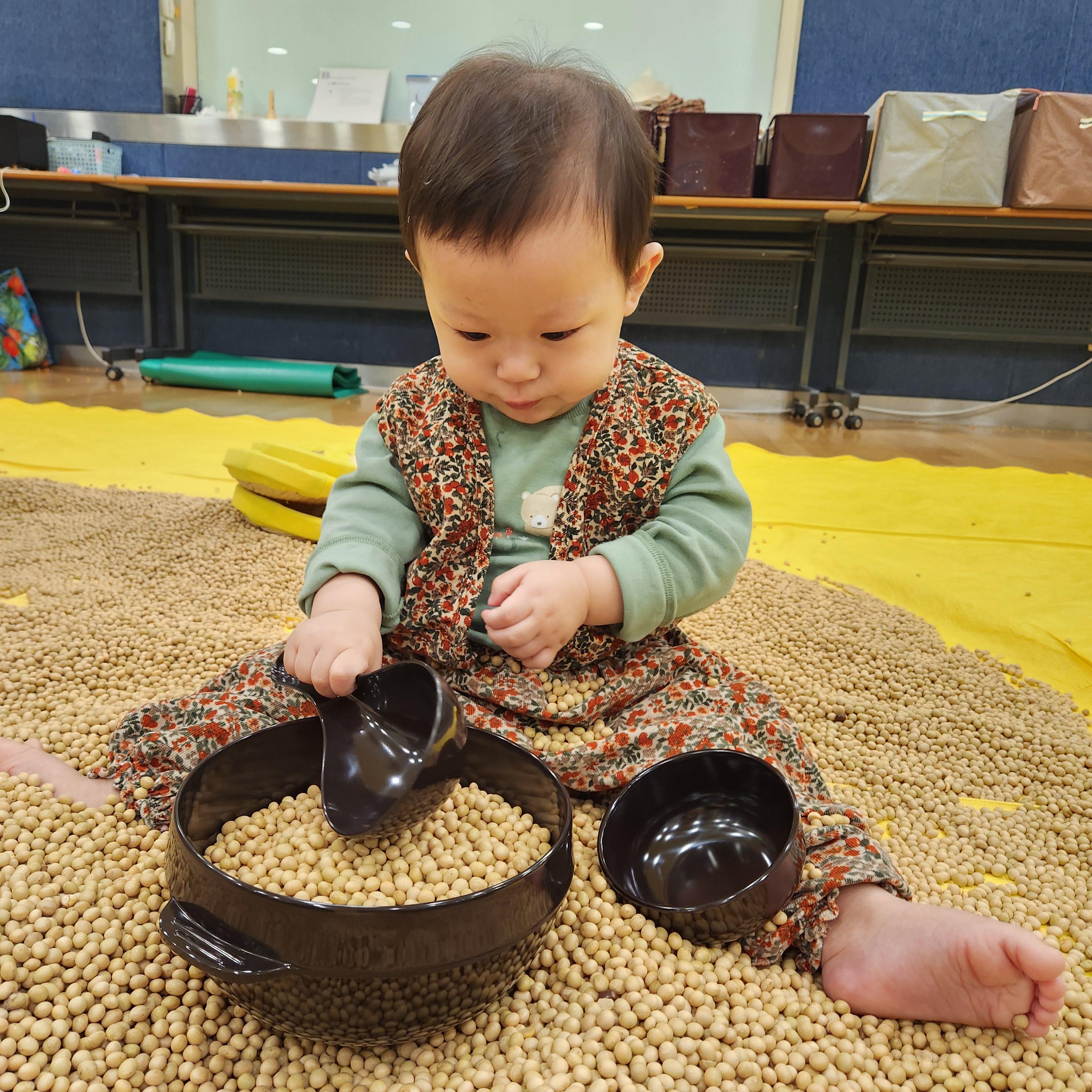 문화센터-콩으로-오감놀이하는-아이