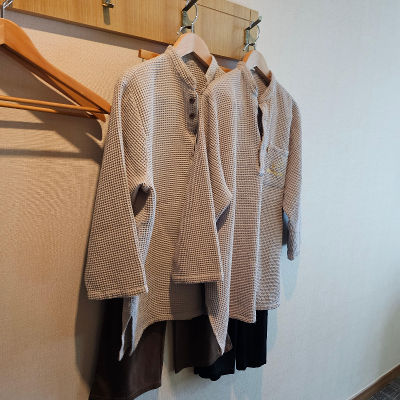 도미인 인사동 호텔 깔끔한 객실 내부와 침대