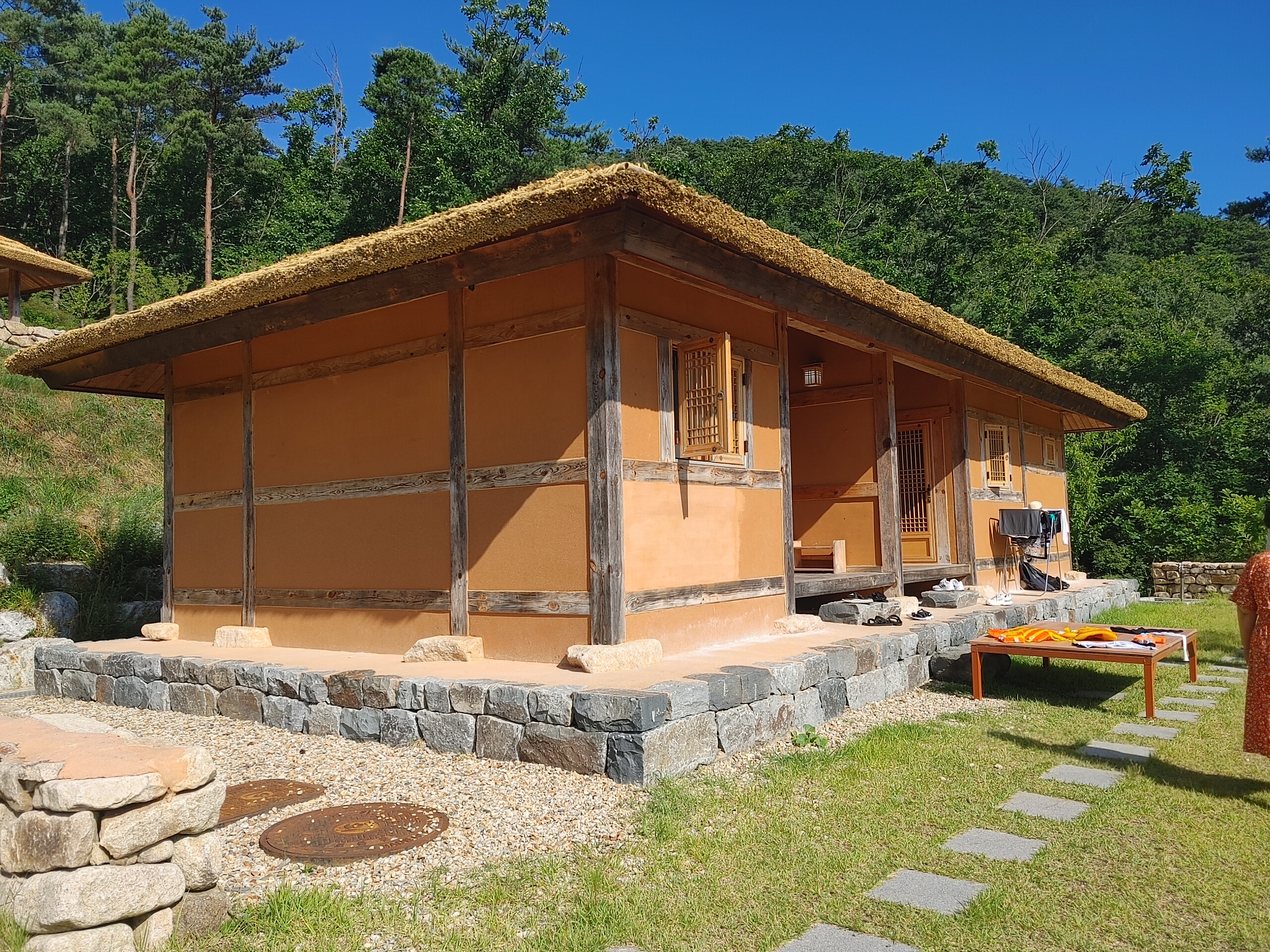 속리산 숲체험 휴양마을 초가집 마당