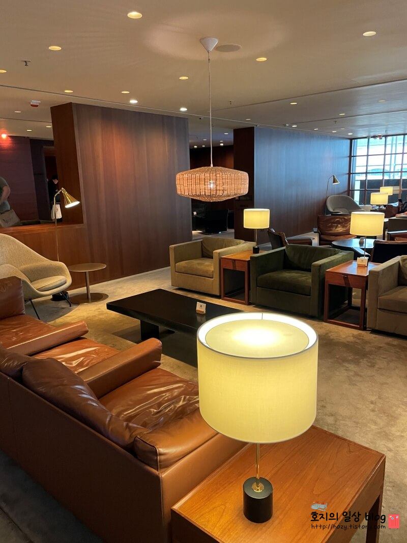 홍콩공항 캐세이퍼시픽 더덱 라운지 내부전경