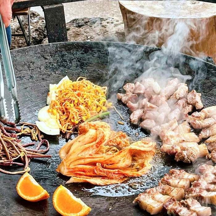 생방송 오늘저녁 한라산 뷰 캠핑장 서귀포 솥뚜껑 제주 흑돼지 바베큐 맛집