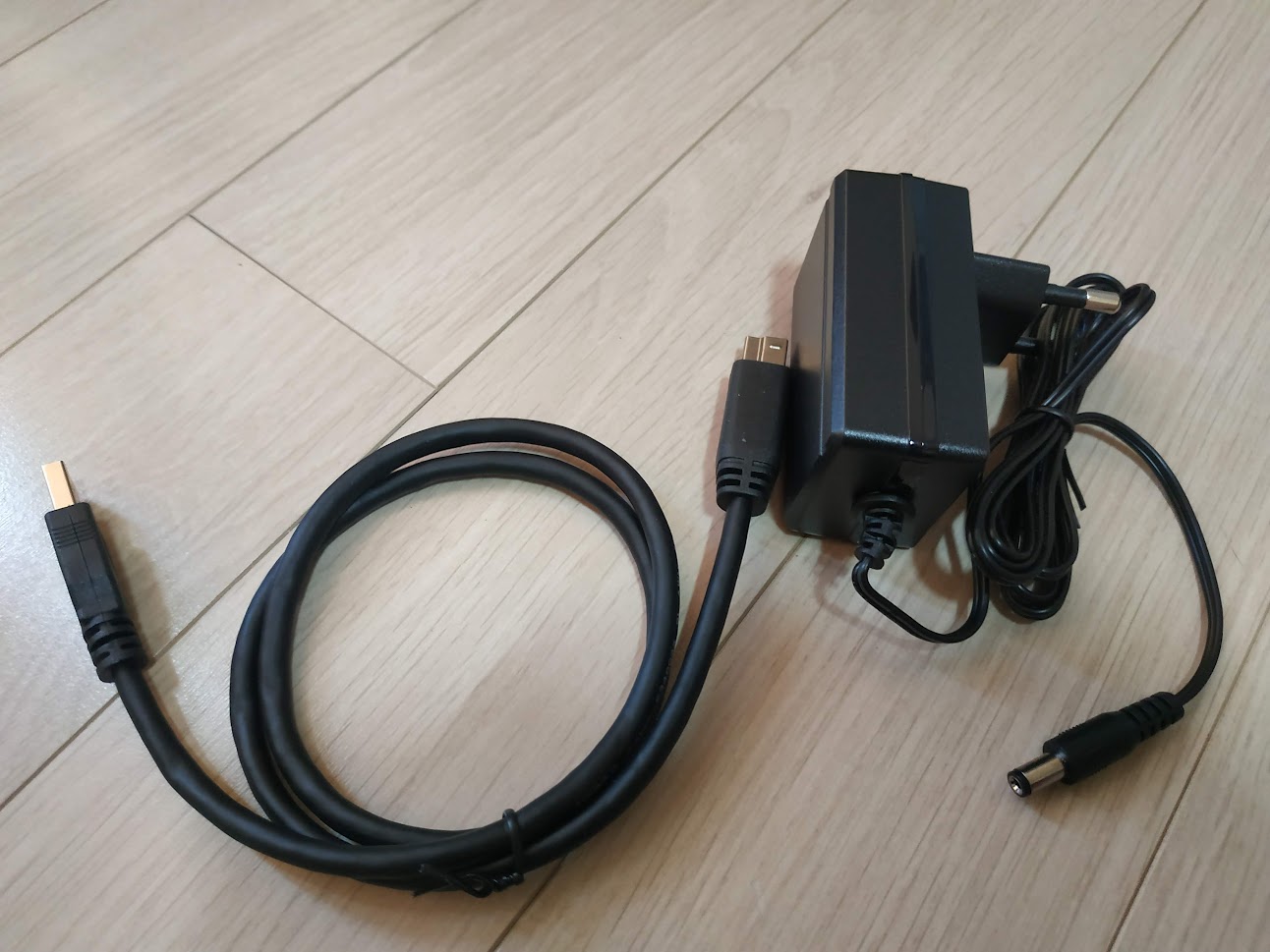 USB 케이블과 어댑터.