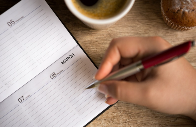 달력에-펜으로-뭔가를-쓰는-사람