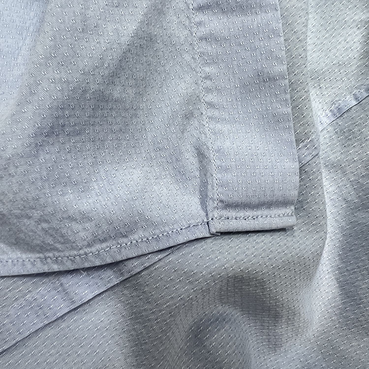 접혀 봉제되어 원단이 우는 사진