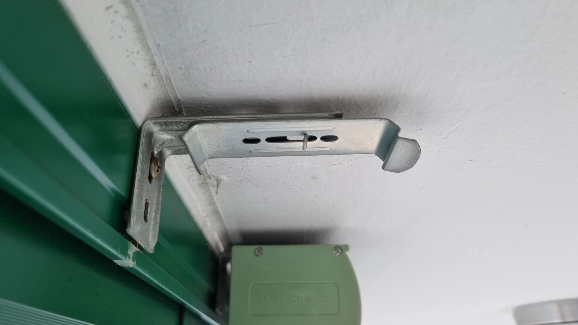 블라인드 레일 고정 부품