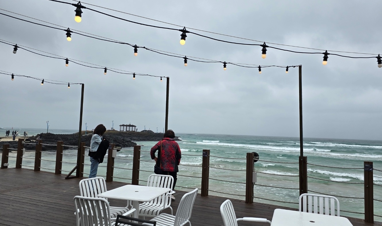 델문도 카페에서 바라본 바다 풍경 이미지