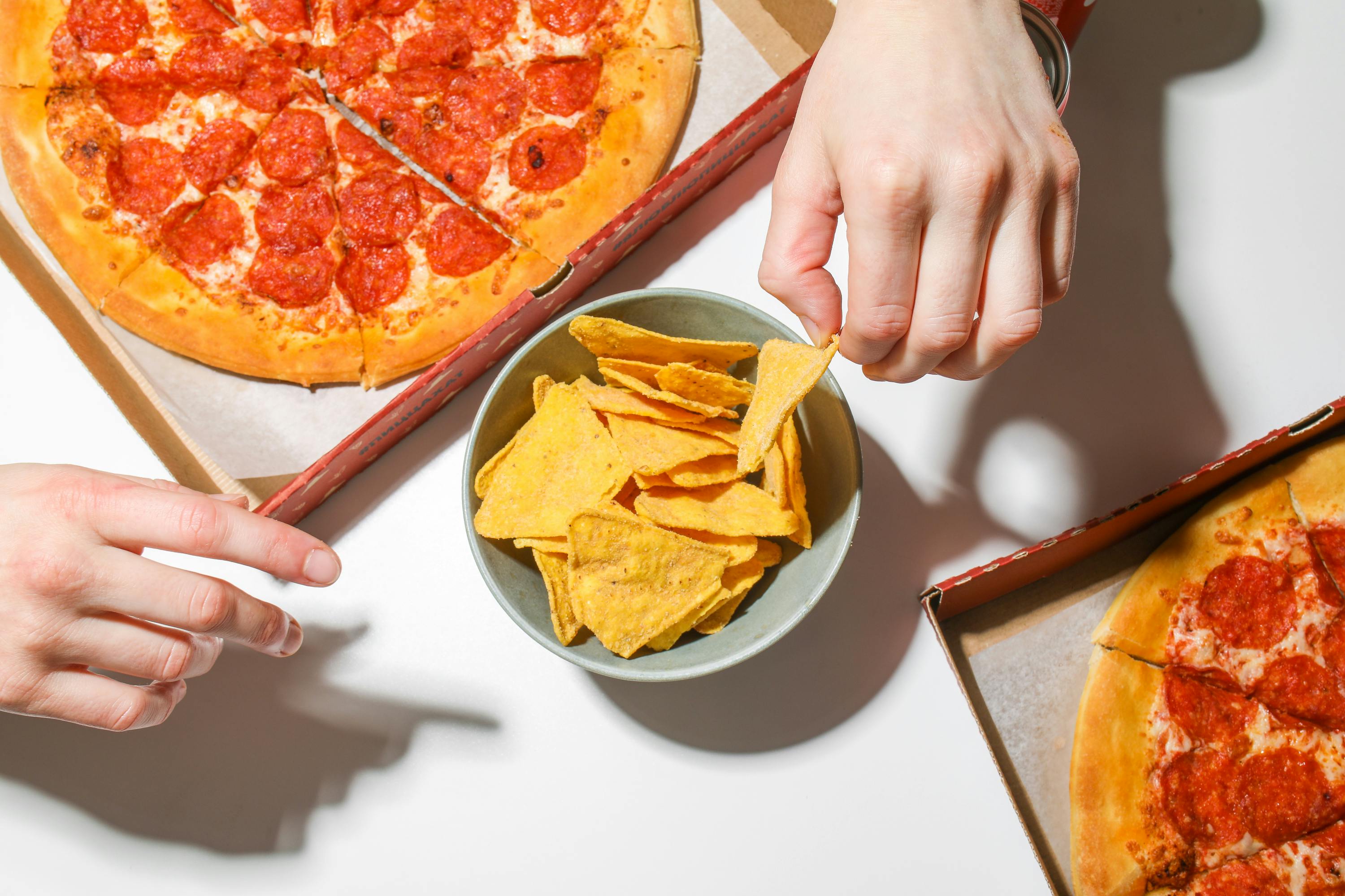 페퍼로니 피자와 나쵸 사진