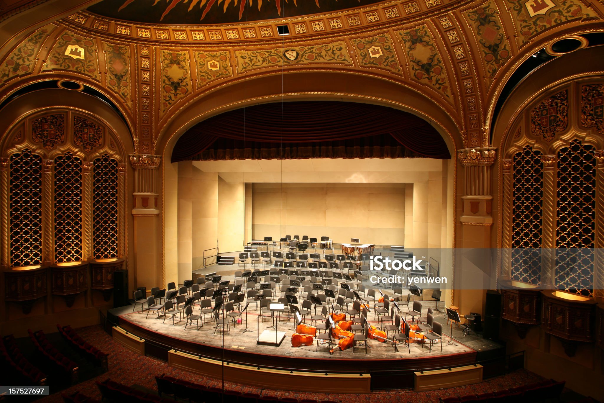 관현악곡을 연주하는 오케스트라