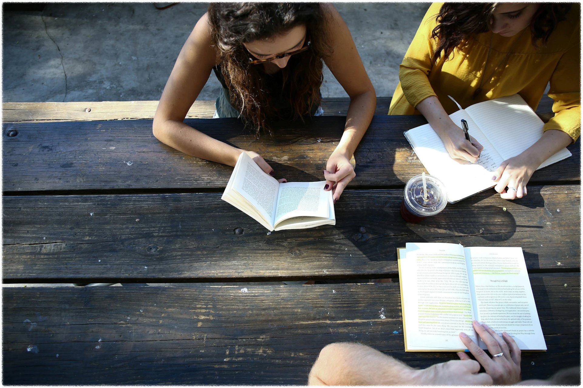 다같이-모여-책을-읽고있는-여성들