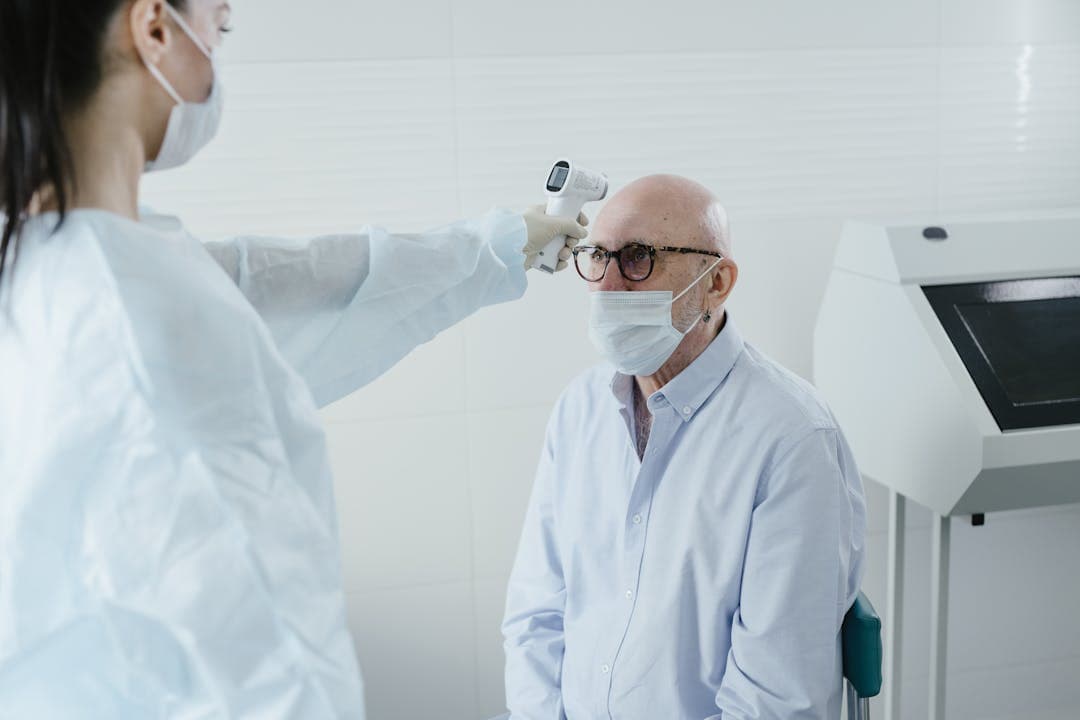 고령 환자의 체온 측정 장면