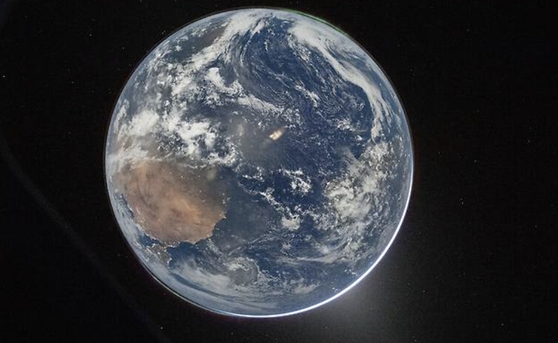 우주선에서 본 신비로운 오로라와 황도광 현상