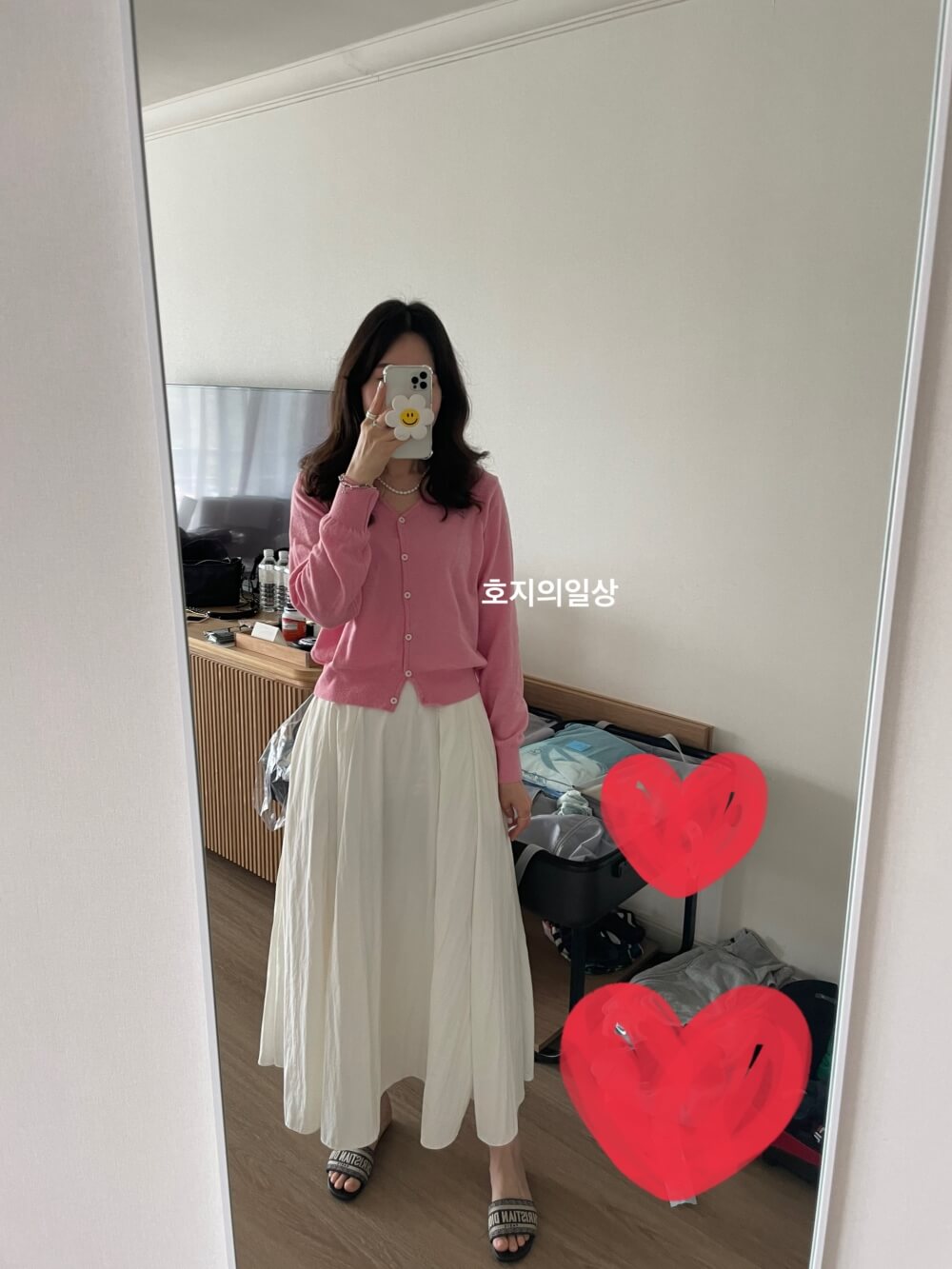 디올 디웨이 뮬 슬리퍼 - 화이트 스커트 착용샷