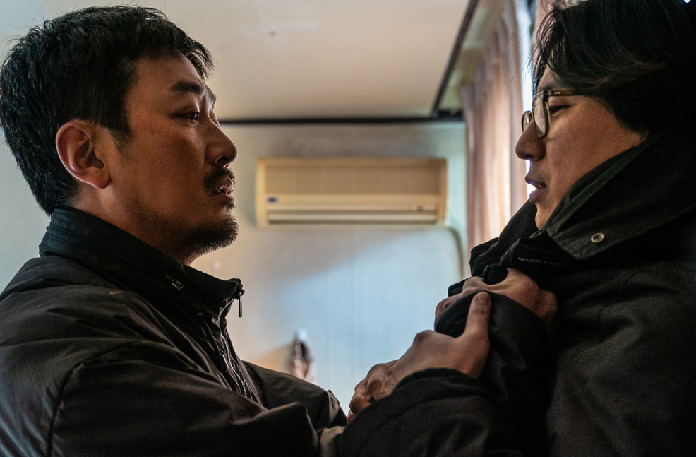 영화 브로큰 문영의 집에 몰래 들어와 짐을 뒤지다 민태에게 잡힌 호령