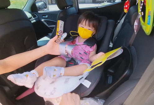 어깨 벨트 앞으로 당긴 상태에서 좌우 버클을 누르는 영상입니다.