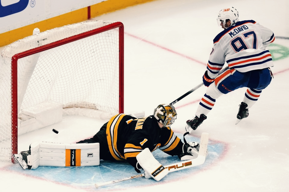 득점하는 코너 맥데이비드(97, 에드먼턴 오일러스)