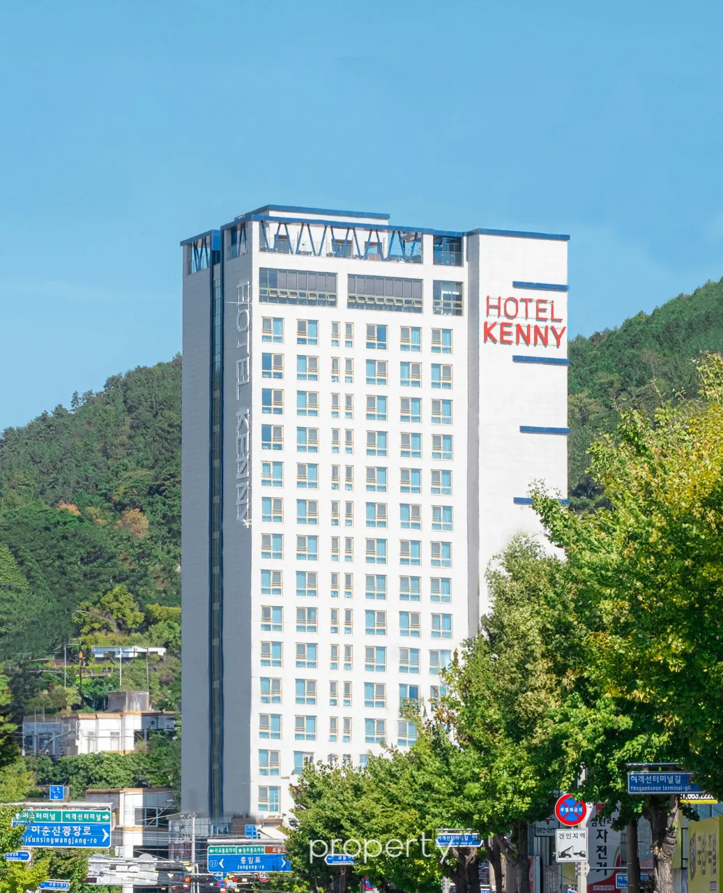 호텔케니-건물전체모습-주변에산이있는