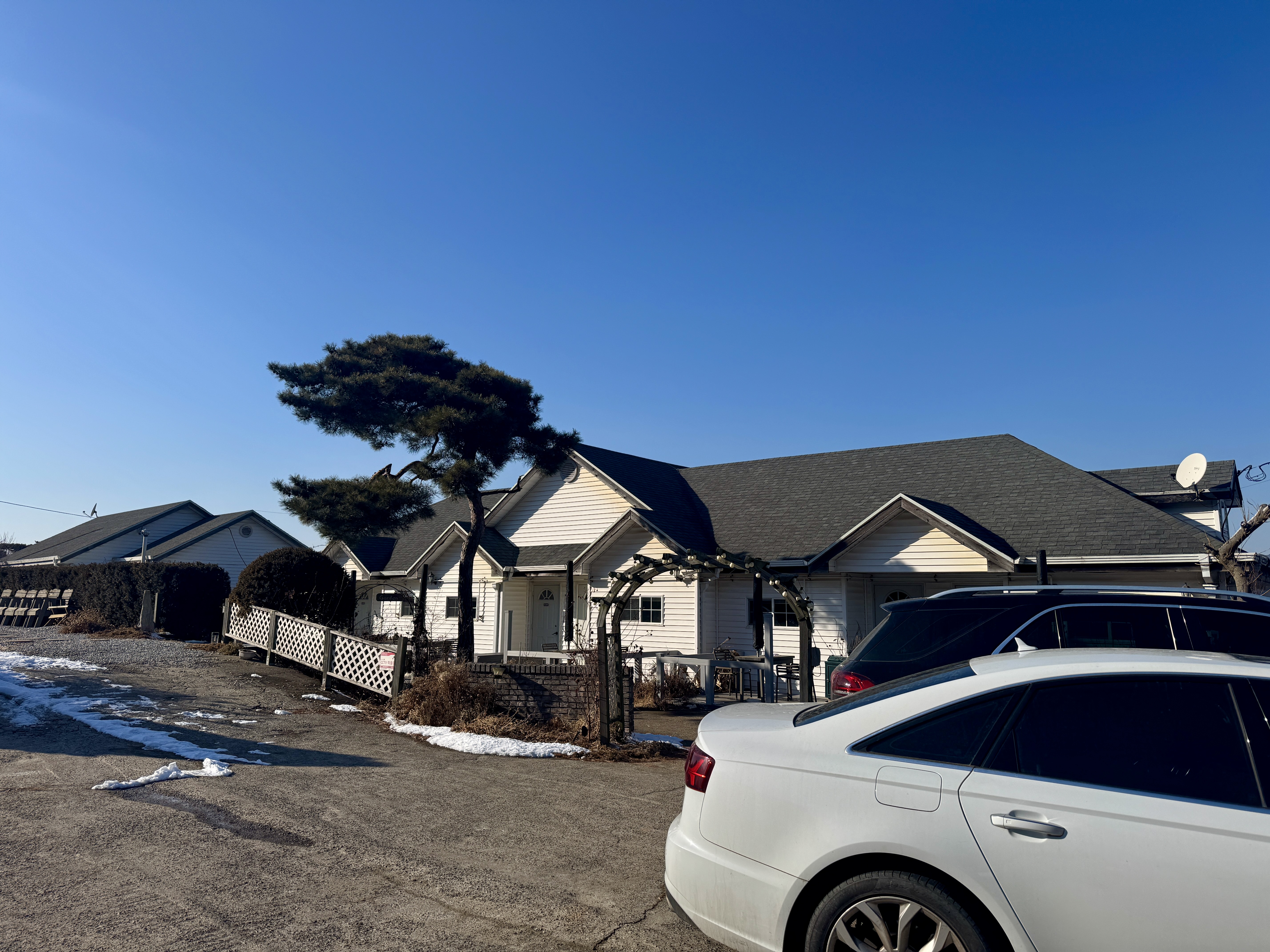 강화도 바다 보이는 펜션 외관 모습 겨울 맑은 하늘 1박 여행 숙소