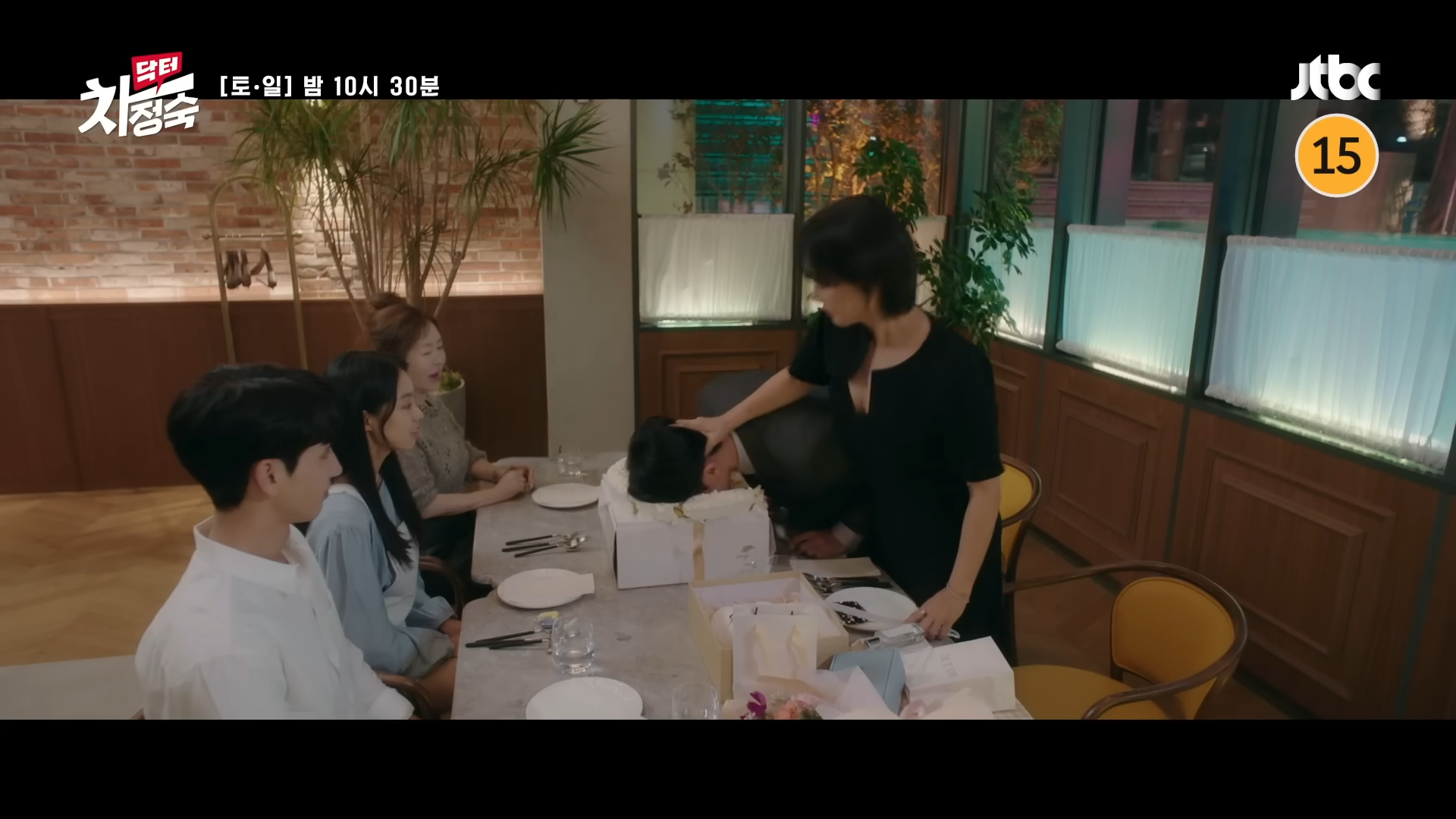 인호의-머리를-케잌에-박는-차정숙