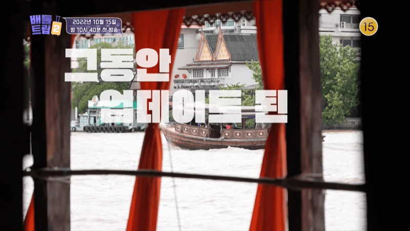 태국의-강-위에-떠있는-배