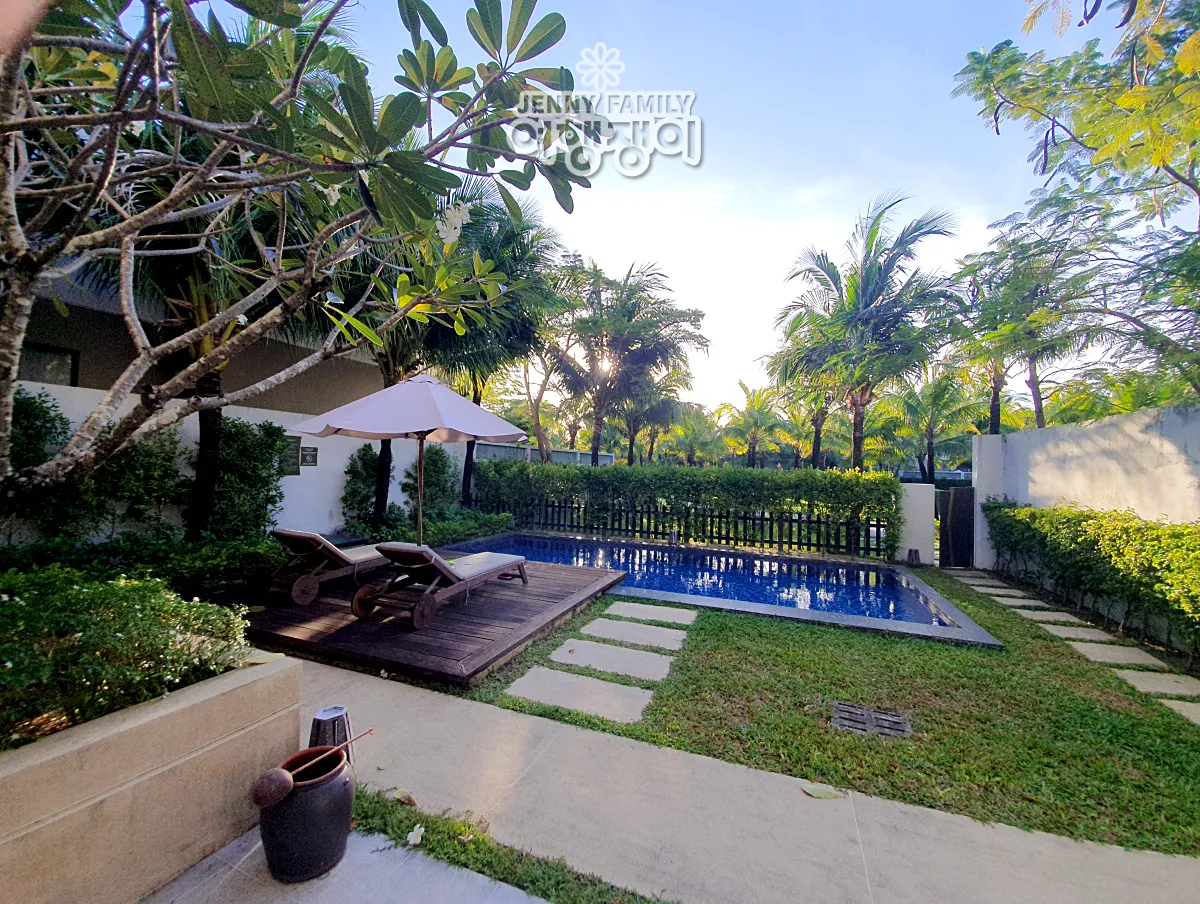 풀빌라-모습-거실에서-나오면-프라이빗-풀이-펼쳐짐